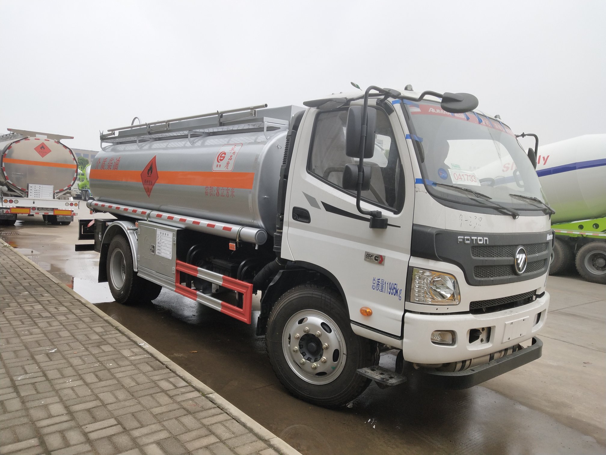 福田歐馬可8方加油車，8噸油罐車康明斯發(fā)動機